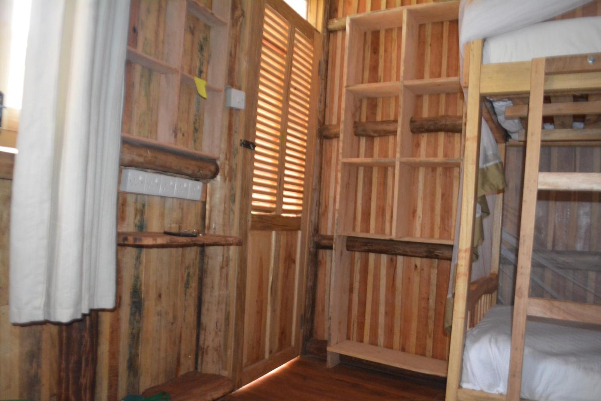 Jinja Backpackers Hostel Exterior photo